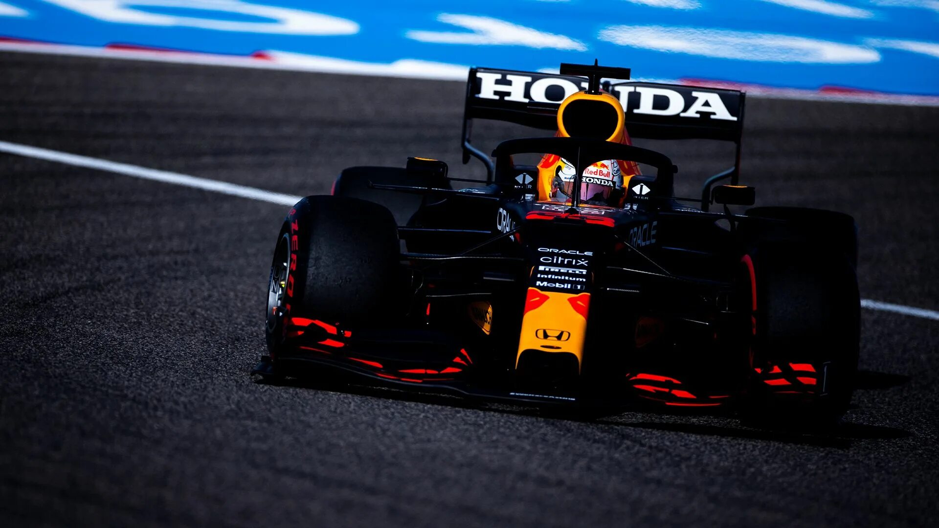 Формула 1 17. Red bull f1 2021. F1 2021 Red bull Max Verstappen. Болид f1 Red bull 2021. Макс Ферстаппен 2022 Болид.