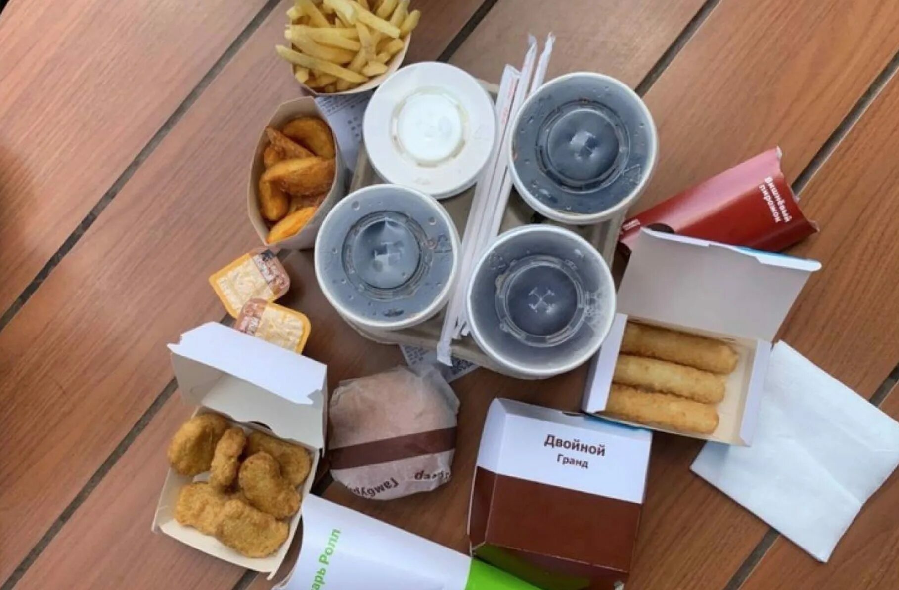 Упаковки вкусна и точка. Вкусно и точка упаковка. Вкусно и точка упаковка с логотипом. Дизайнерская упаковка бургеры. Брендированная упаковка вкусно и точка.