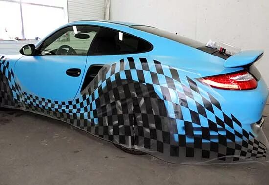 Оклейка авто пленкой. Пленка на машину. Пленку цветную обклеивающую. Плёнка для автомобиля. Оклейка авто пленкой.