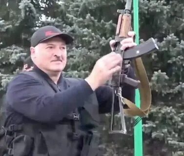 Лукашенко с автоматом