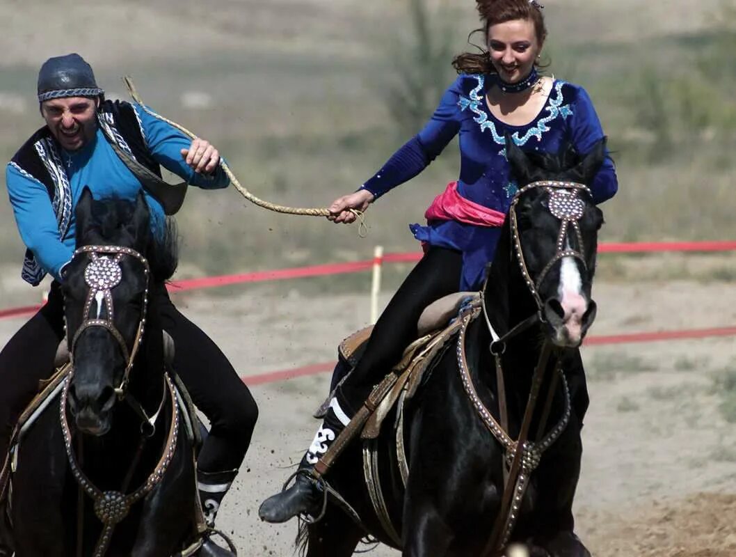 Қыз қуу ойыны. Кыз-куу конный спорт. Кыз куумай игра. Кыз куу казахская игра. Кыргызские игры кыз куумай.