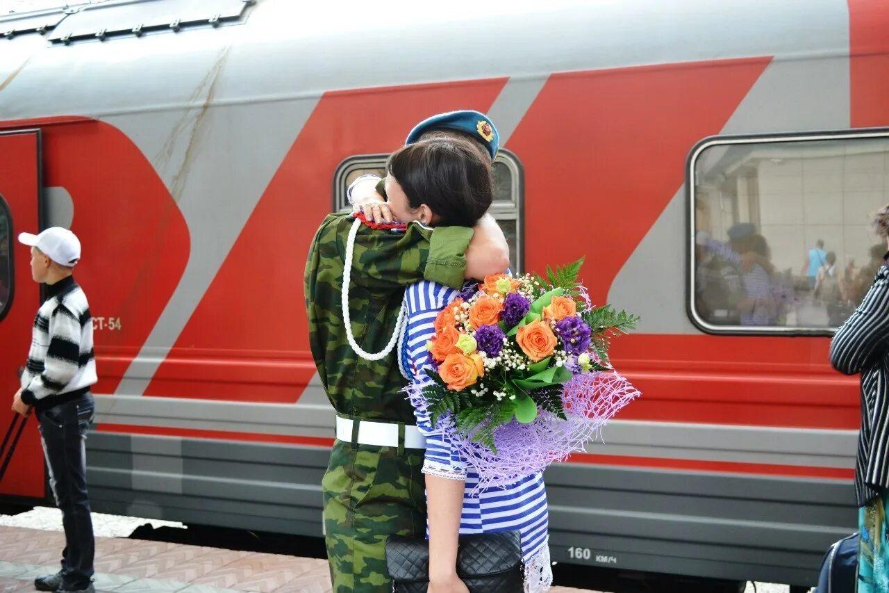 Данного им возвращаются домой. Встреча солдата. Дембель на вокзале. Встреча из армии. Встреча дембеля на вокзале.