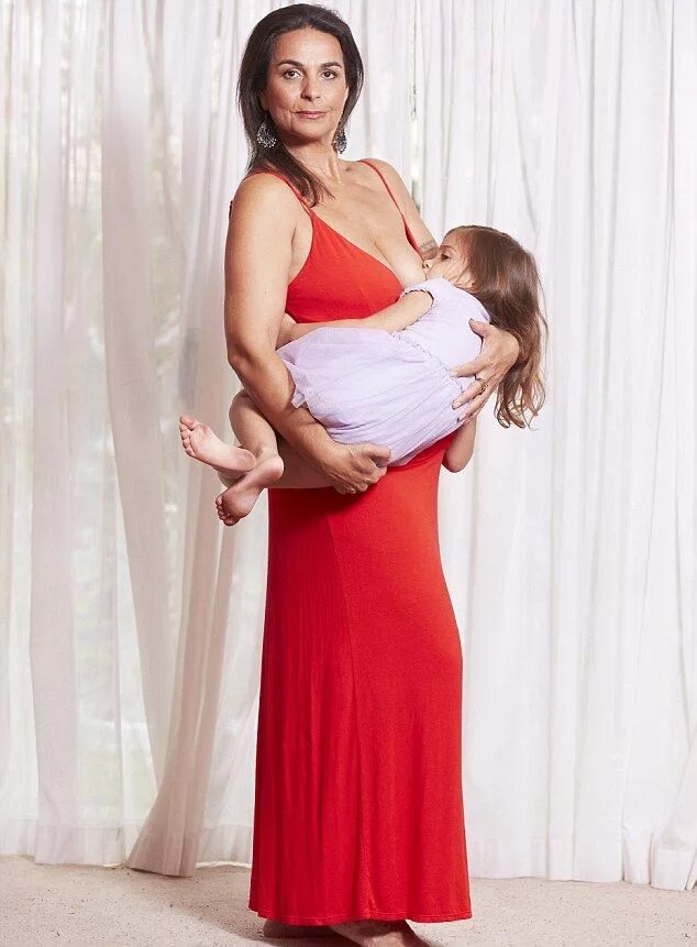 Австралийка Маха Аль Муса грудью. Кормление грудью. Молодые мамы. Кормящая женщина. Мама с большой грудью дочь