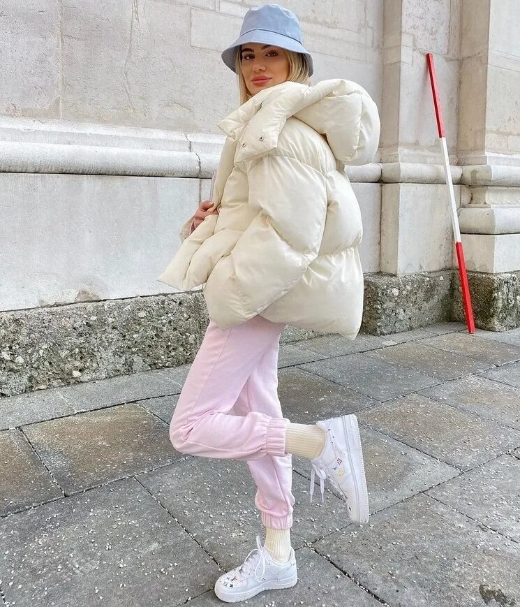 Модный образ женский зима 2023 2024. Образы на зиму 2022. Пуховики тренд 2022. Тотал беж лук 2021. Модный образ женский зима 2023 2024.