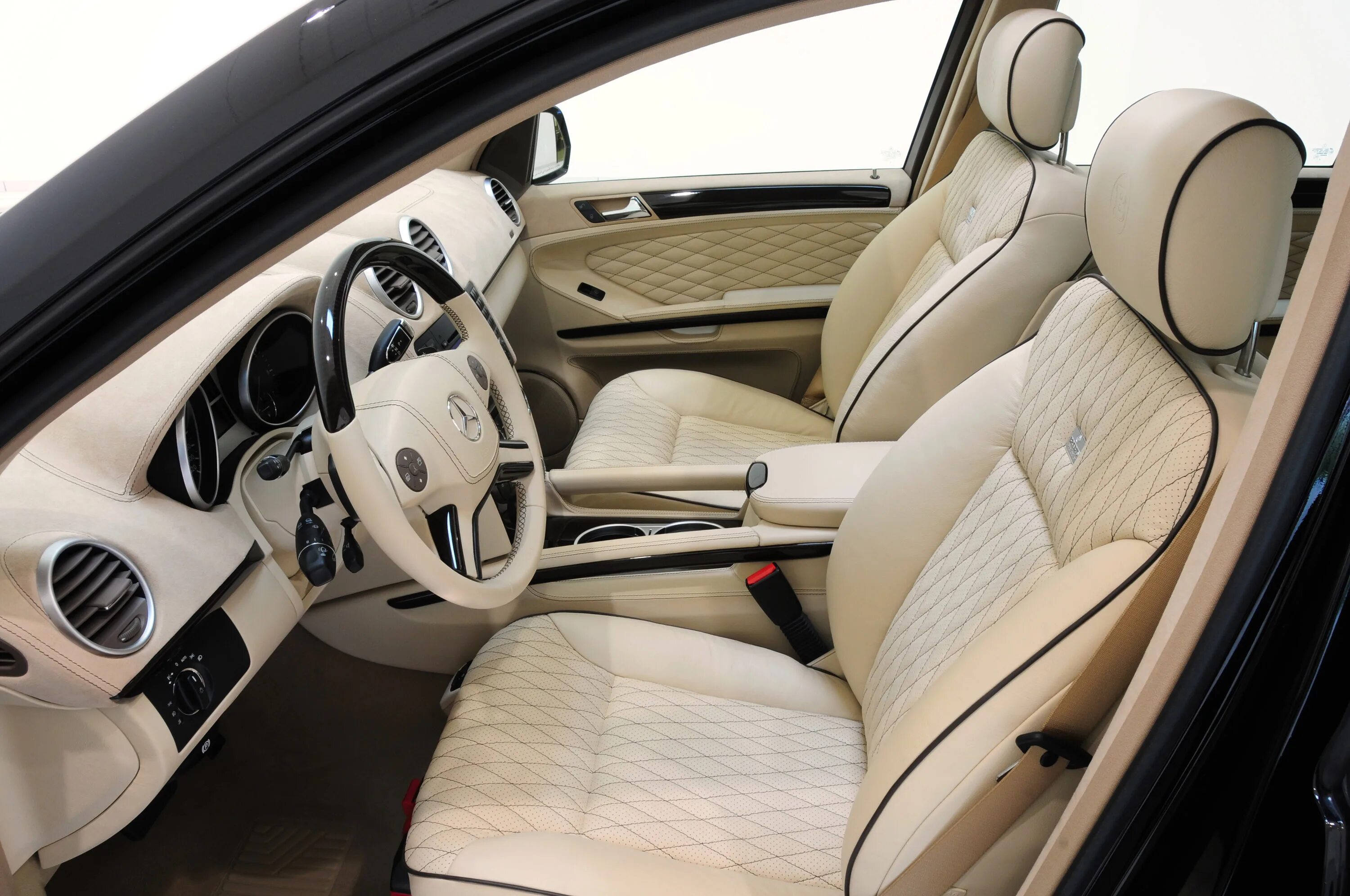 Белый салон в авто. Мерседес е200 белый салон. мерседес брабус салон. mercedes benz gl x164 белый салон. машина брабус салон.