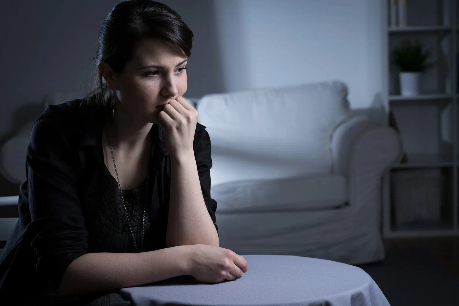 Женщина одиночка. Истории одиноких девушек. Истории одиноких девушек. Истории одиноких девушек. Девушка сидит на подоконнике.