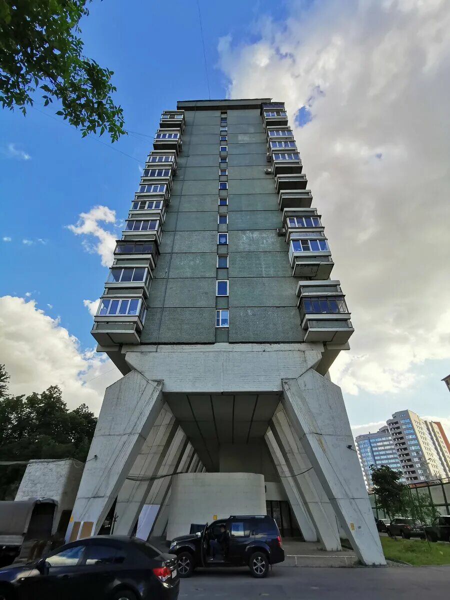 Дом сороконожка в москве. Дом сороконожка в москве вднх. Дом на курьих ножках в москве на беговой. Дом сороконожка в москве. Дом на курьих ножках в москве на беговой.