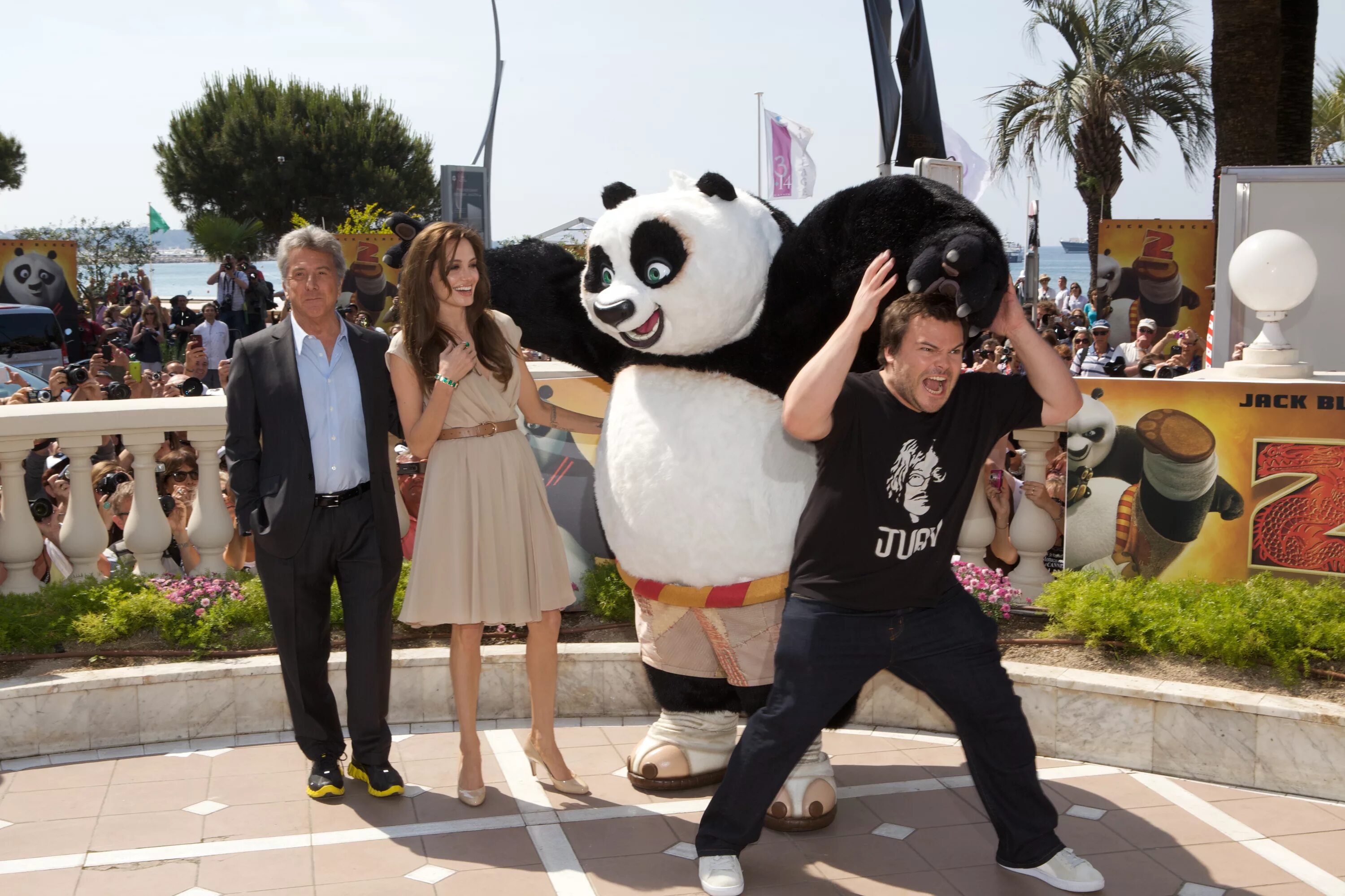 Кто озвучивал панда 3. Джек Блэк кунг фу Панда. Анджелина Джоли кунг фу Панда. Кунг фу Панда Дастин Хоффман.