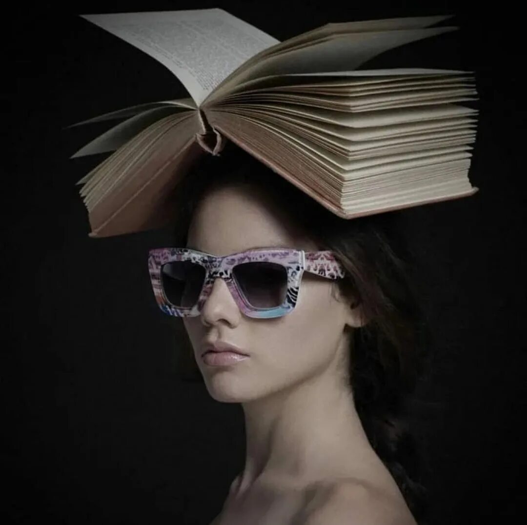 Умная девушка. Умная девушка в очках. Красивая умная девушка. Девушка в очках с книжкой.