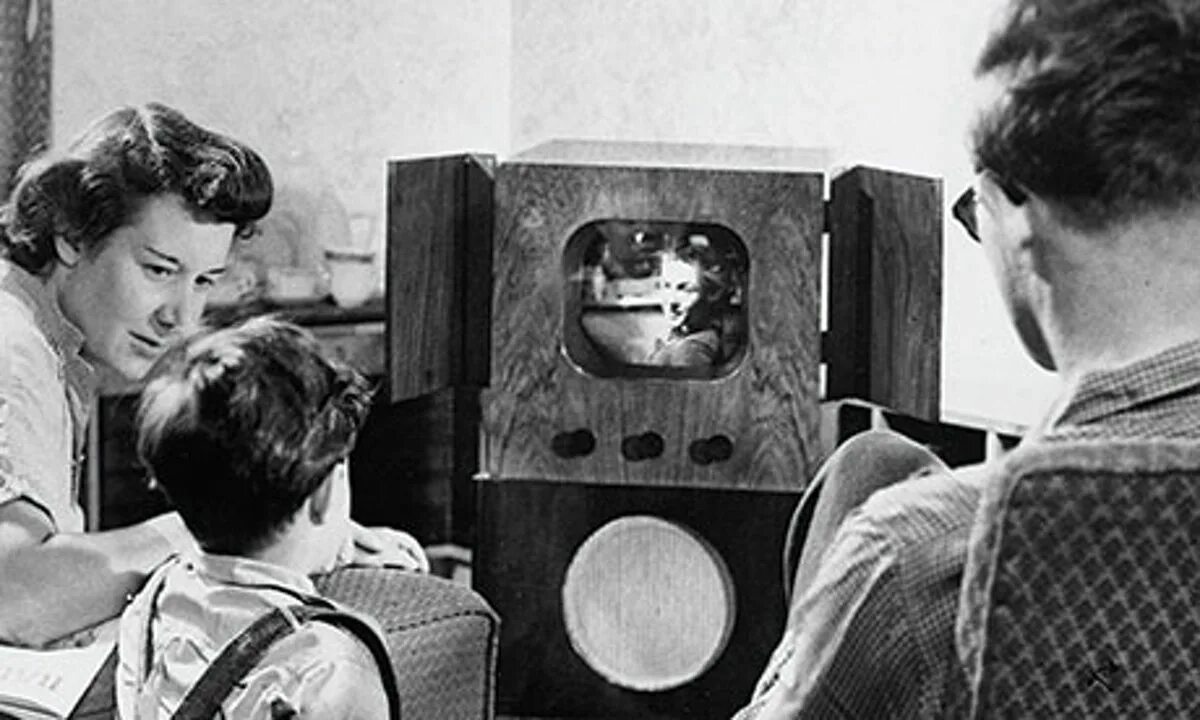Трансляция канала история. Телевизор 1950-х годов. Телевидение в 50-е годы. Телевидение 1930. Телевизор 1950 года.