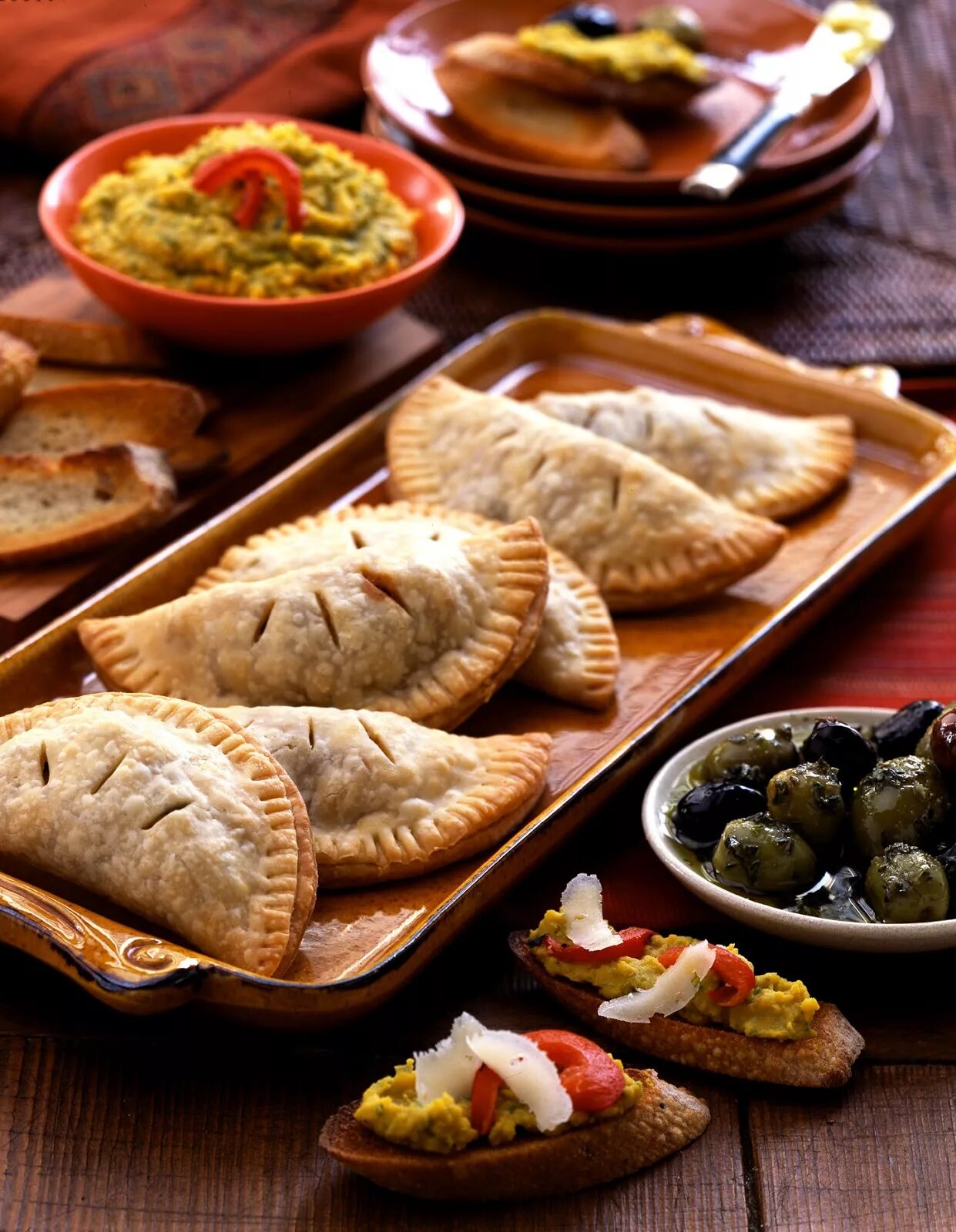 Какие есть национальные блюда. Кухня Испания empanadas. Эмпанадас Испания. Кухня Испании тапас блюдо тапас. Испанская кухня пирожки эмпанадас.