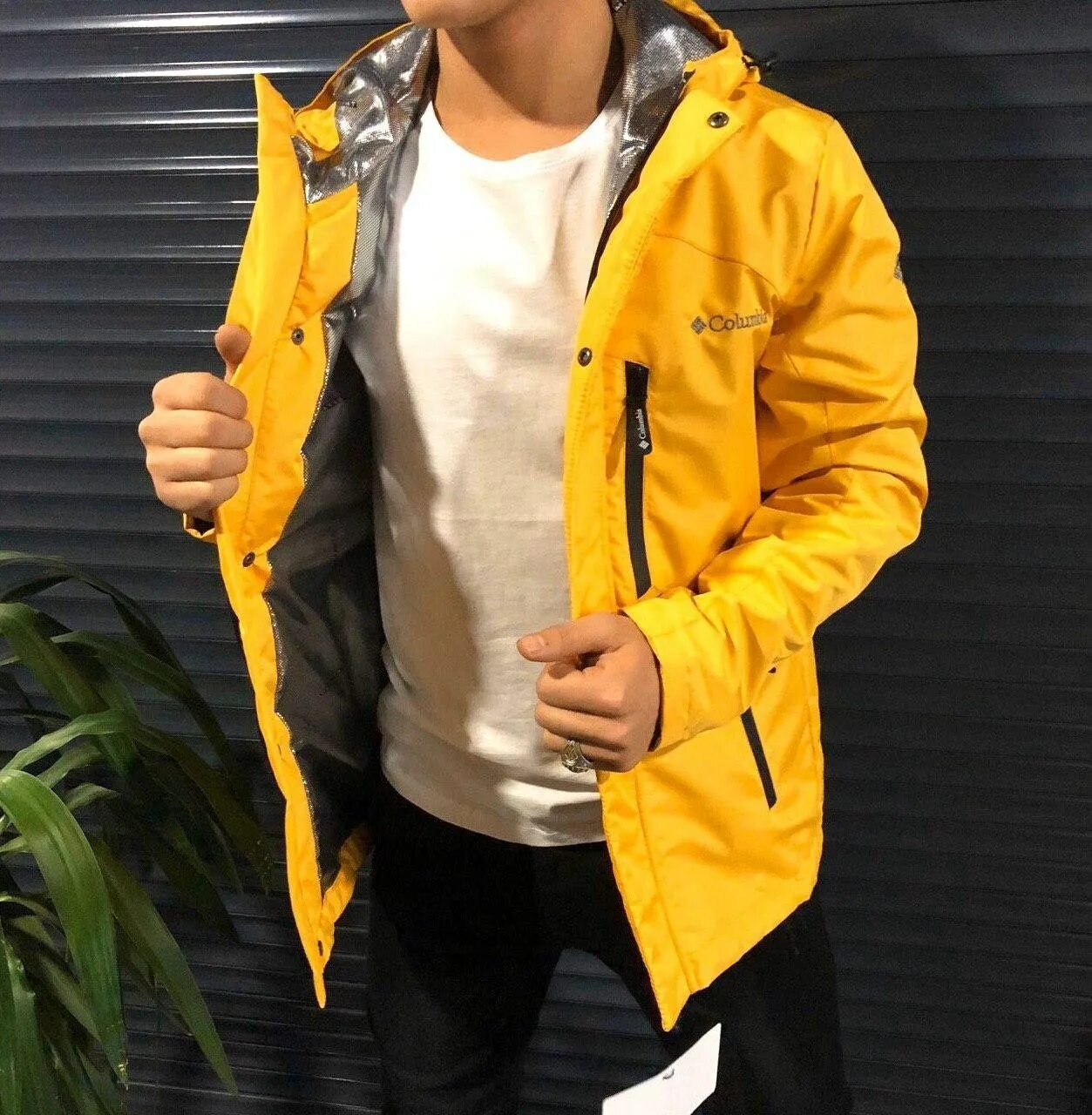 Мужчина в желтой куртке в крокус сити. Cropp куртка мужская желтая. Cropp куртки мужские осень. Uniqlo мужская желтая куртка. Коламбия ветровка желтая.