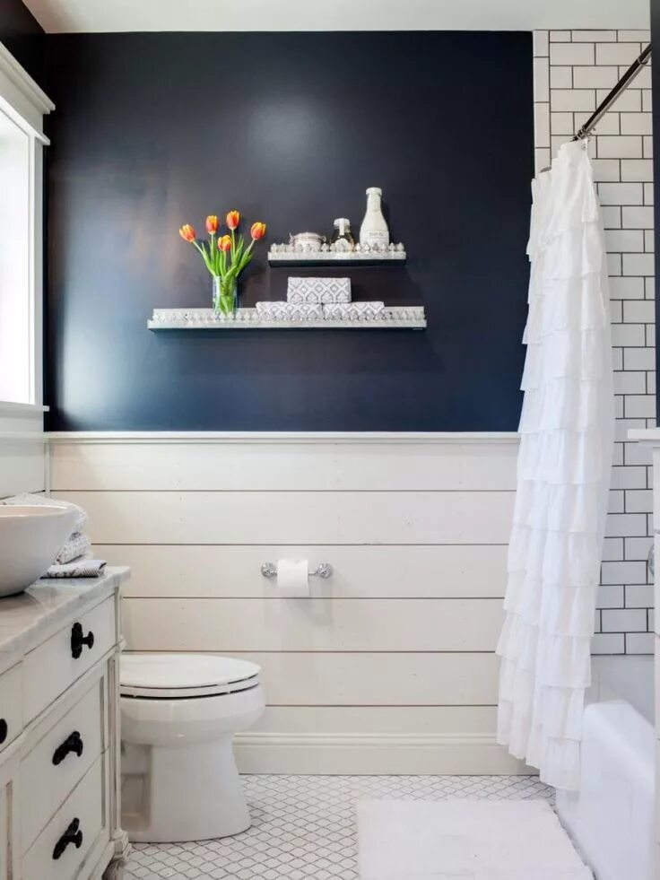 Стены в ванной. Ванная комната с окрашенными стенами. Покраска стен в ванной. Стена в ванной. Санузел с окрашенными стенами.