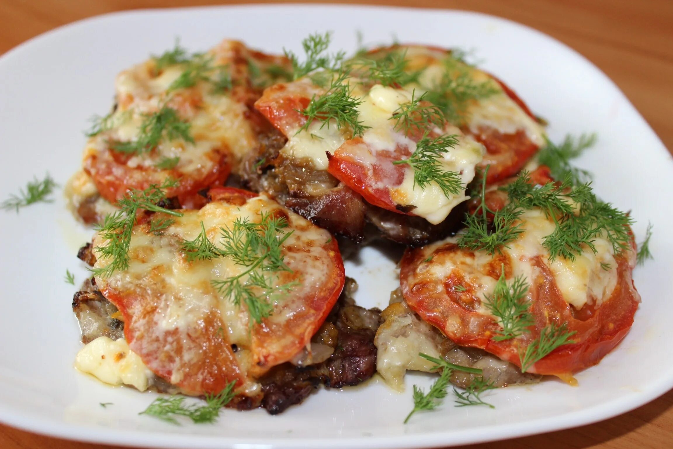 При какой температуре выпекать мясо по французски. Мясо по французски. мясо по-французски в духовке. свинина под сыром. свинина с помидорами и сыром.