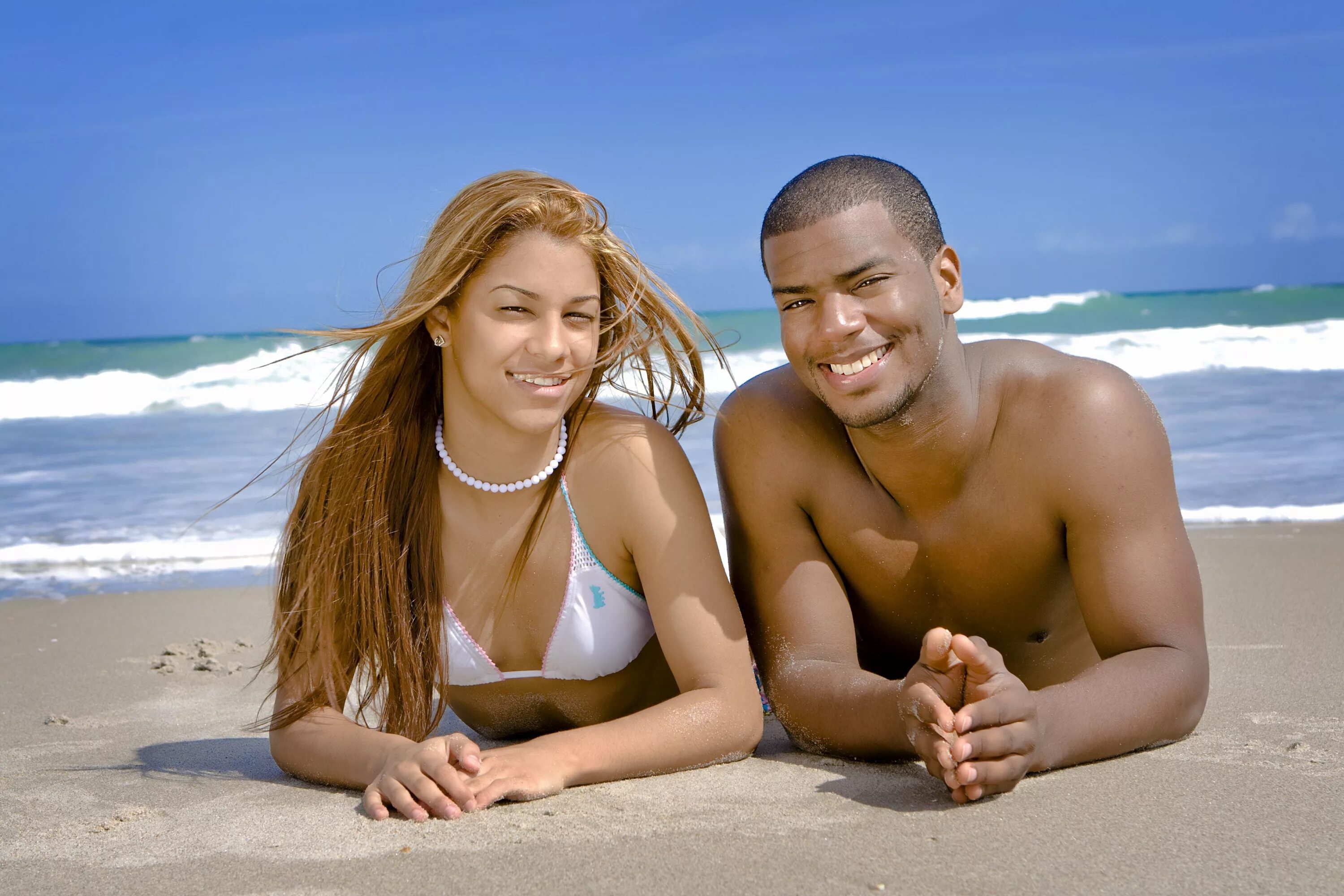White dating. Голые белые женщины с неграми на пляже. голые негры и белые женщины. black man white girl beach. white women beach.
