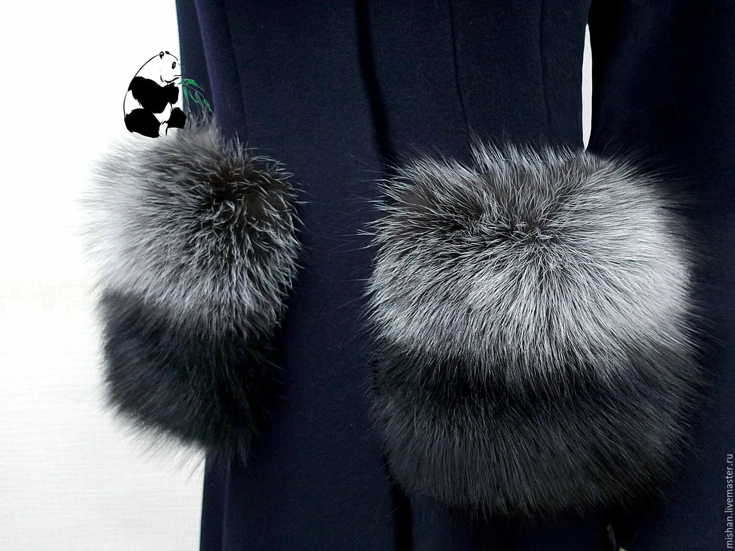 Пальто с мехом на карманах. Одежда с меховыми элементами. Пальто с накладными карманами из меха. Мех на карманах. Юбка с меховыми карманами.