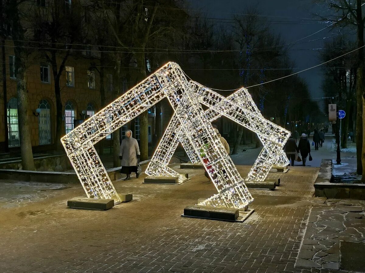 Новогодние арт объекты. Кубические арт объекты. арт объект куб. елка арт объект.
