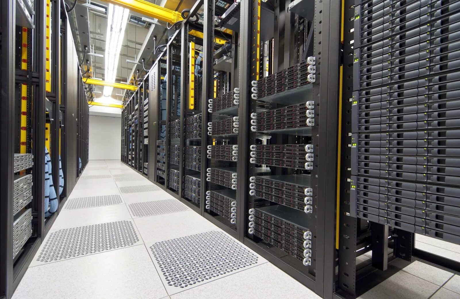 Центр обработки больших данных. Серверный шкаф emerson network power. цод ibm. сервер. дата центр.