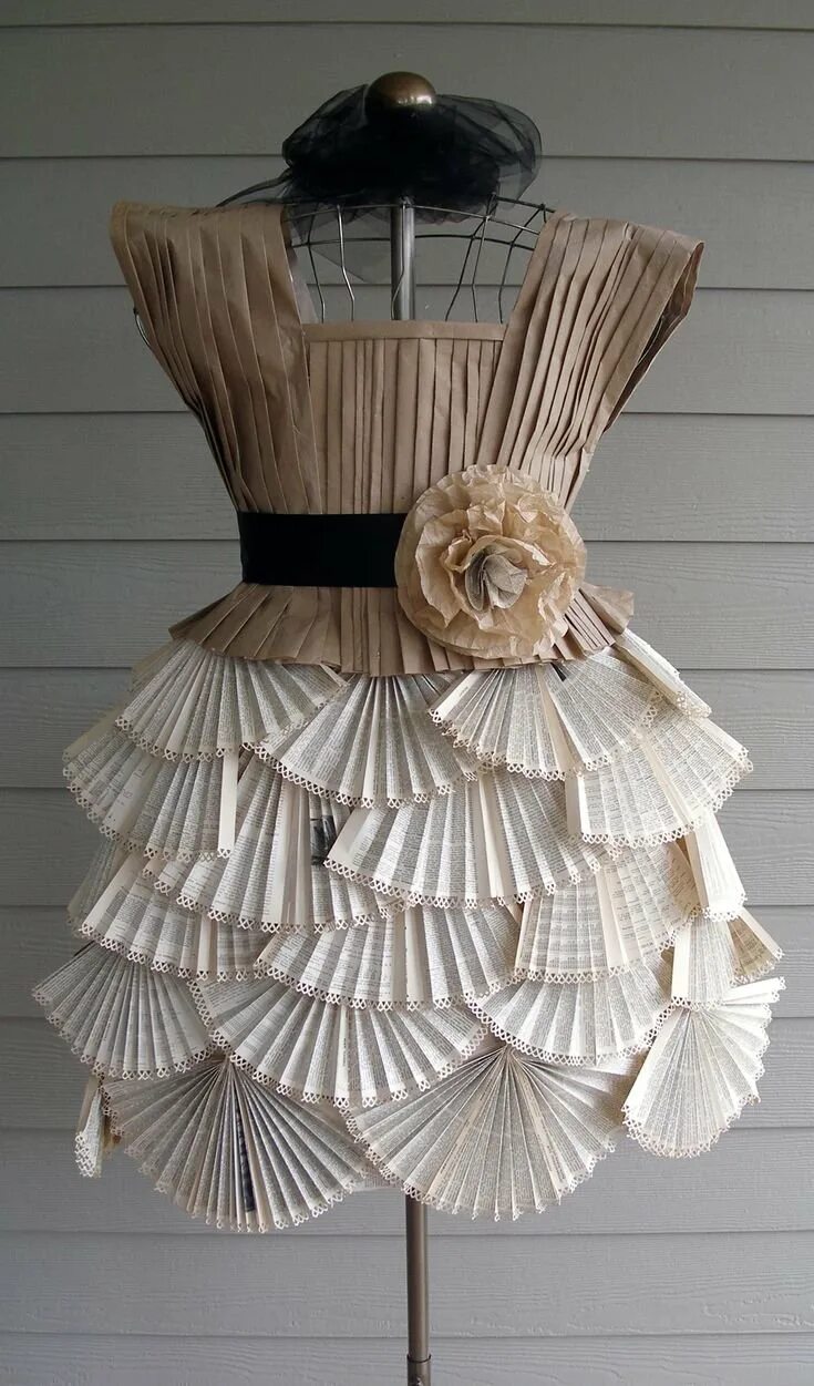 Платье из бумаги. Платье из необычных материалов. Платья из бумаги оригинальные. Платье из подручных материалов. Из чего можно сделать платье