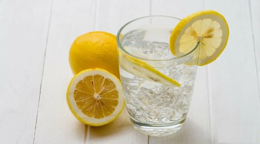 Вода с лимон на тощак. Лимонная вода. Стакан воды с лимоном. Стакан с лимоном. Водичка с лимоном.