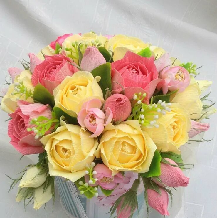 Сладкий букет с розами. Букет из конфет розы. Конфетный букет. Оригинальные букеты из роз. Цветочно конфетный букет.