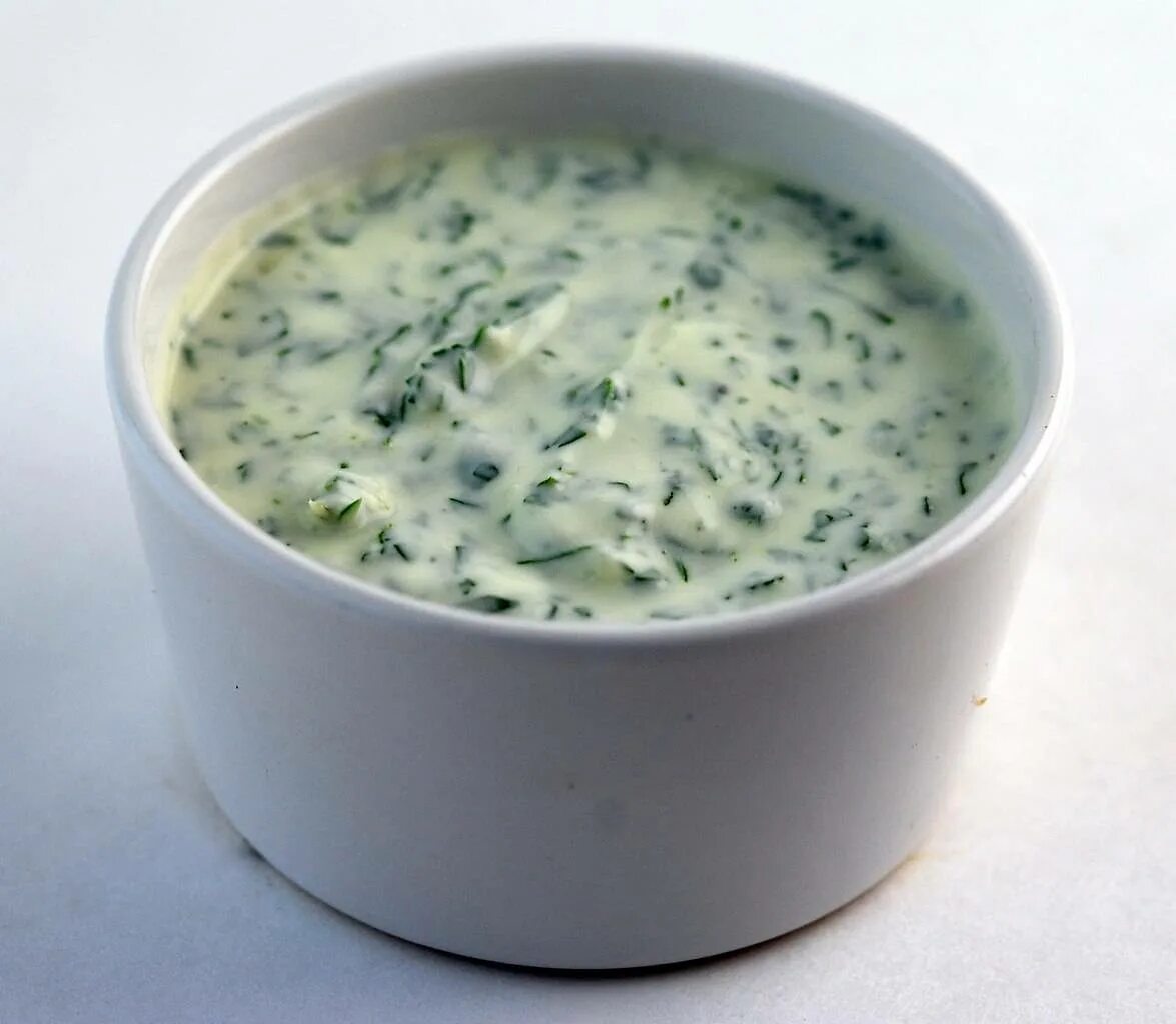 Соус сметанный с чесноком и зеленью. Соус из сметаны и майонеза. Соус сметана чеснок укроп. Сметанно чесночный соус. Соус со сметаны и укропа.