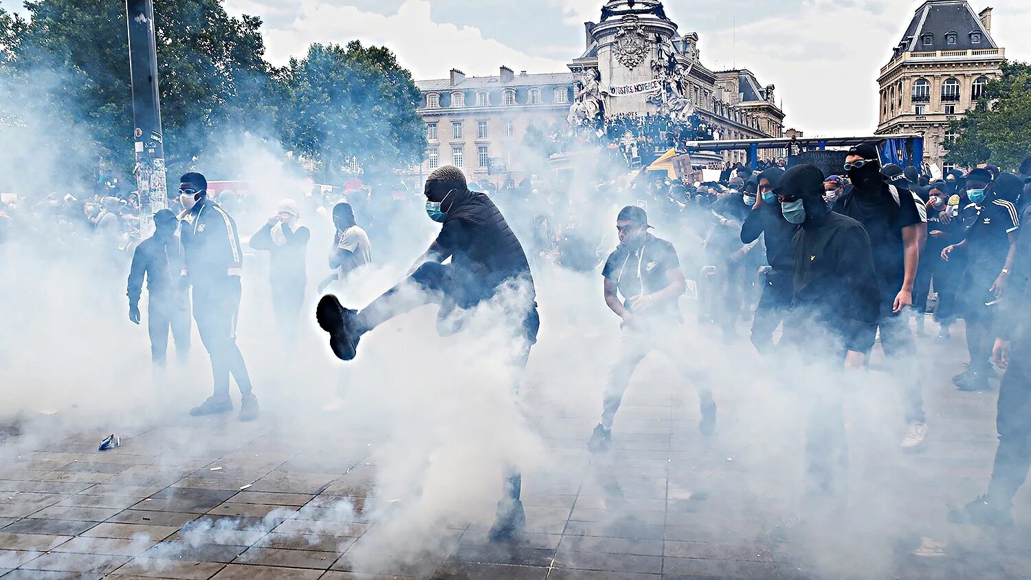 Слезоточивый ГАЗ на манифестации в Париже. Полиция Франции слезоточивый ГАЗ. Протесты в Париже 2020. Слезоточивый ГАЗ на массовых беспорядках во Франции. Франция майдан