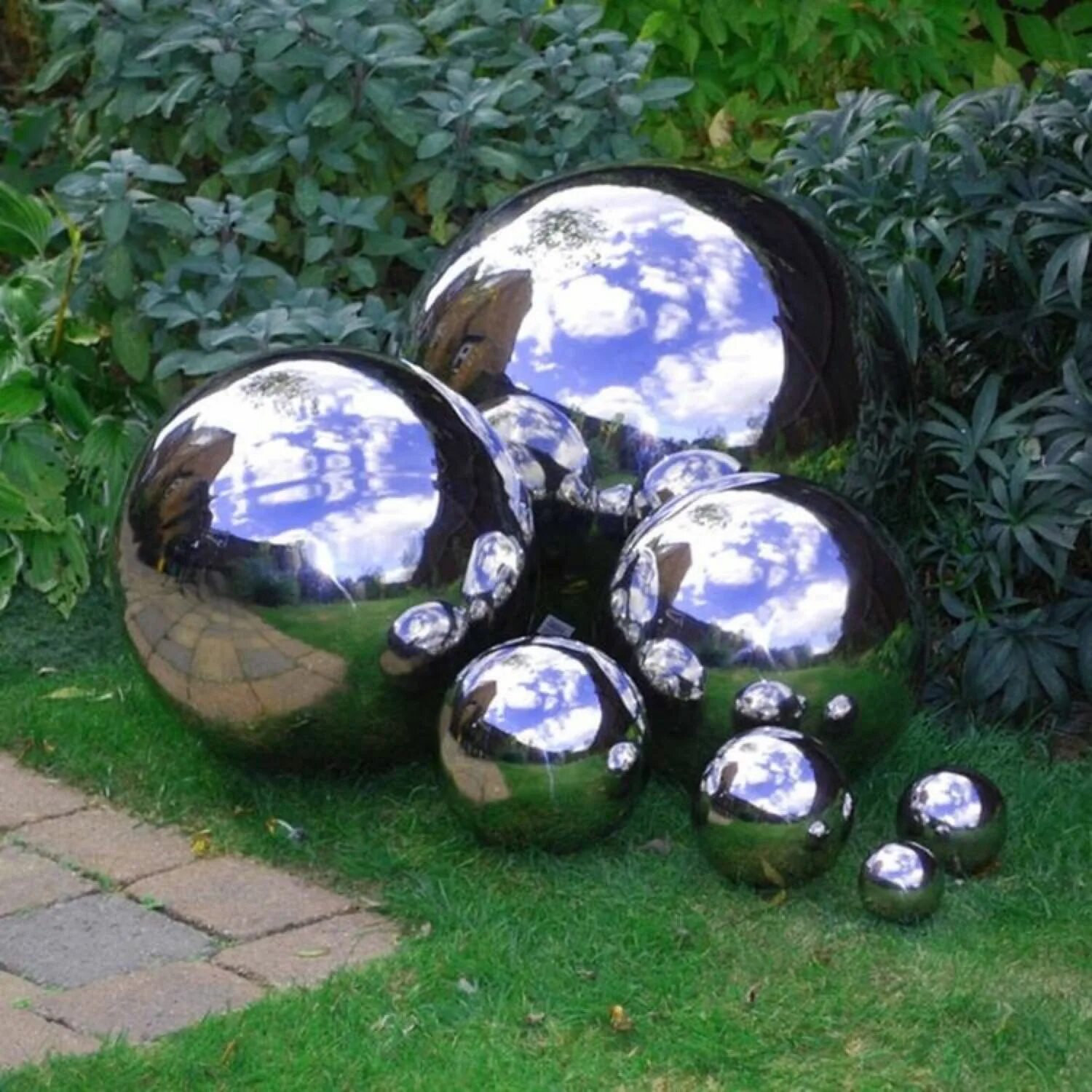 Большие бетонные шары. Декоративные шары для сада. Декоративный шар для сада. Декоративные шары для ландшафта. Металлические шары в ландшафте.