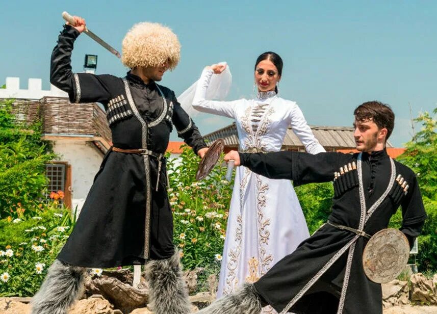 Адыги шапсуги черкесы. Черкесский аул анапа. Кавказ черкесы черкешенка. Народы кавказа 19 век черкесы. Ооо черкесский аул.