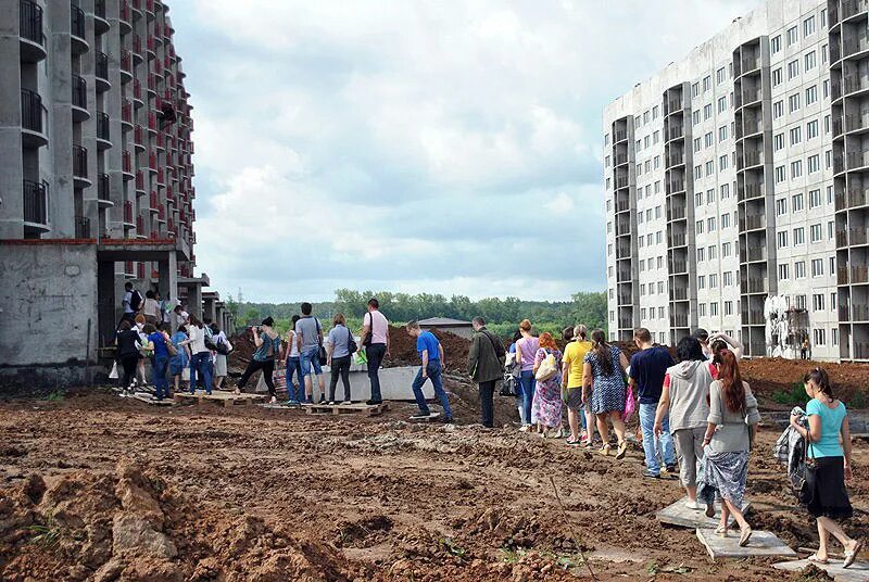 стройка чувашия. плакат на объекте капитального строительства до и после. стройка жк. строительство на калинина чебоксары. дементьева 22 чебоксары.