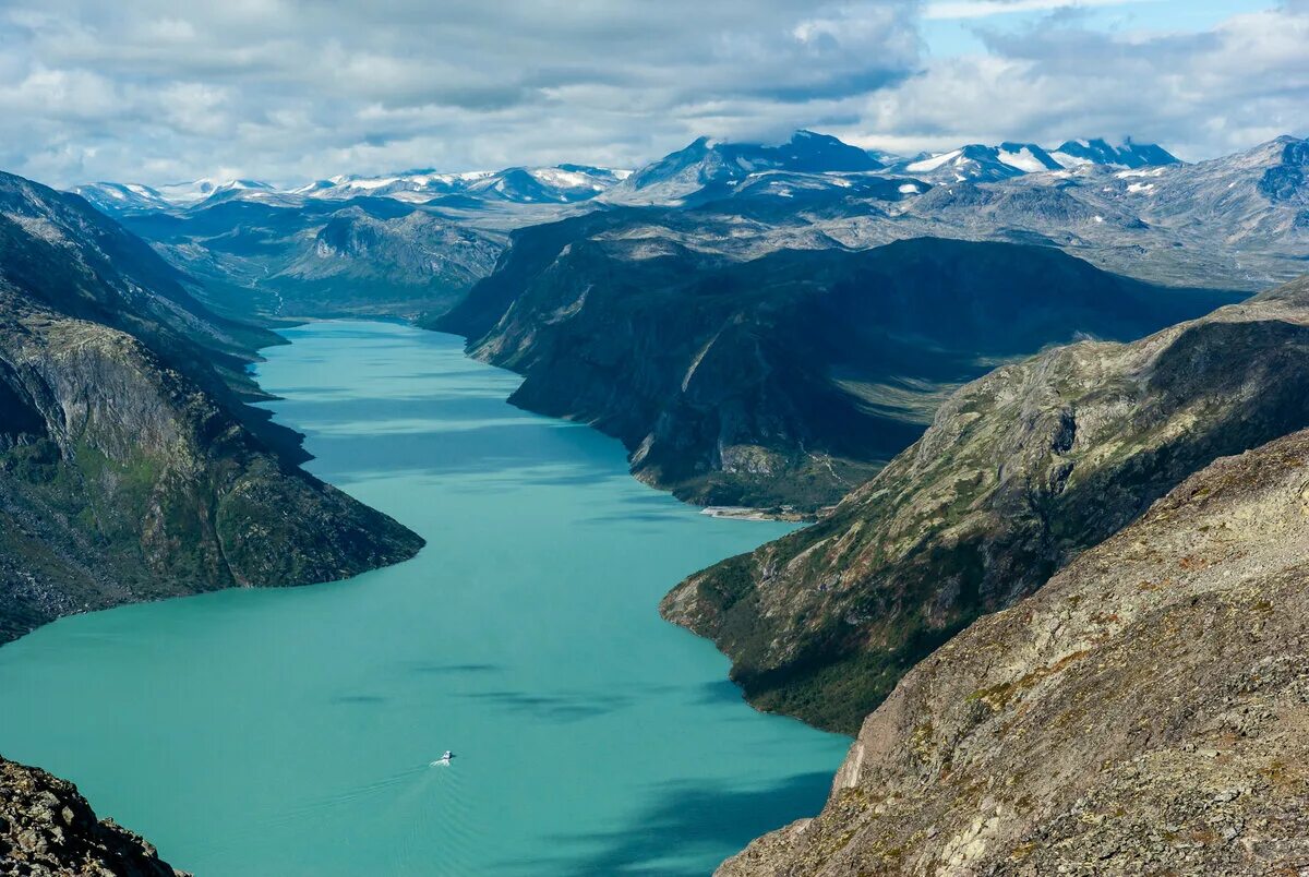 Озеро длинное название. Озеро рёссватн Норвегия. Озеро МЬЁСА Норвегия. Lovatnet озеро Норвегия. Озеро Маридалсваннет Норвегия.