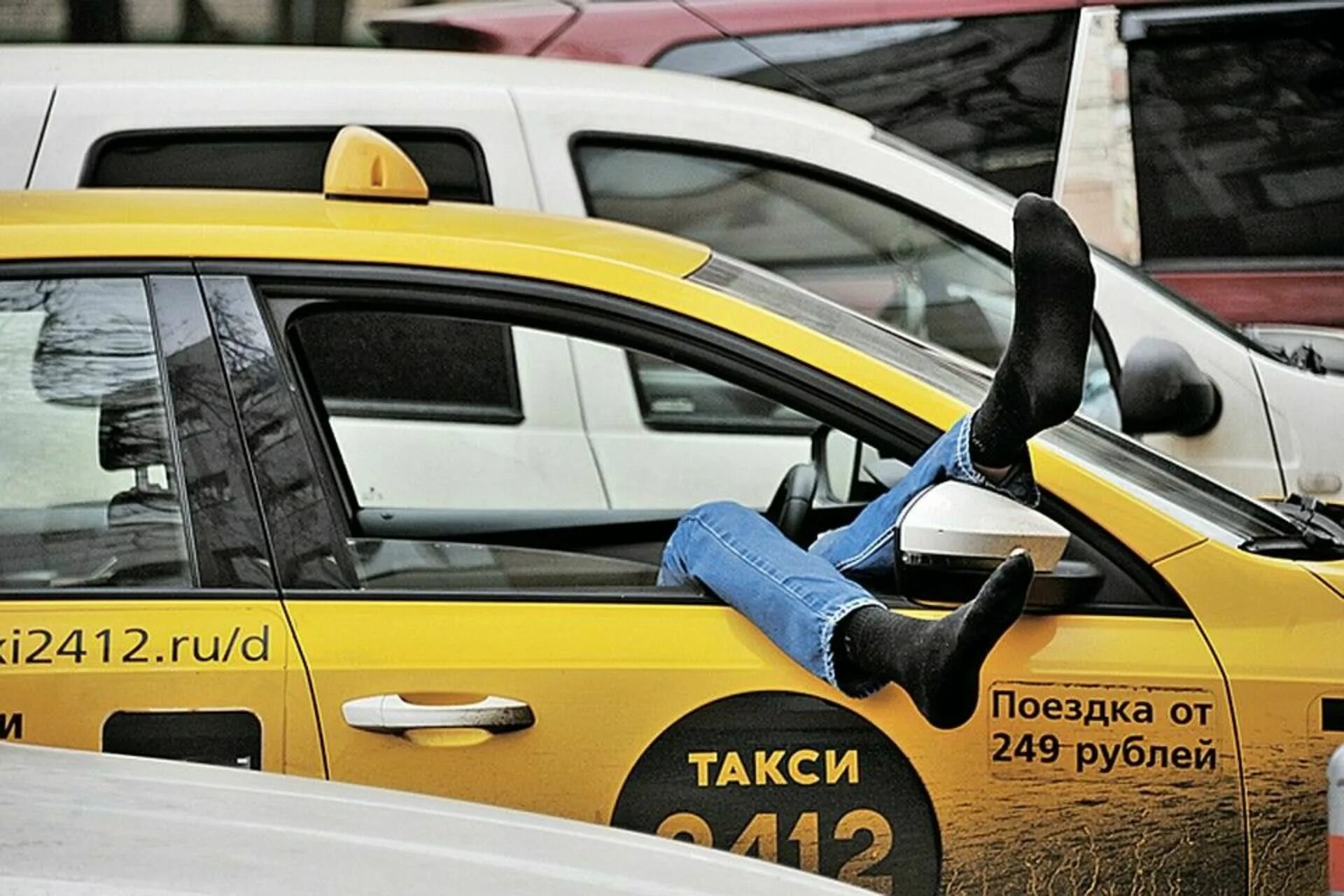 Водила такси. Грустный таксист. Я заплачу за такси. Девушка таксист. Taxi.