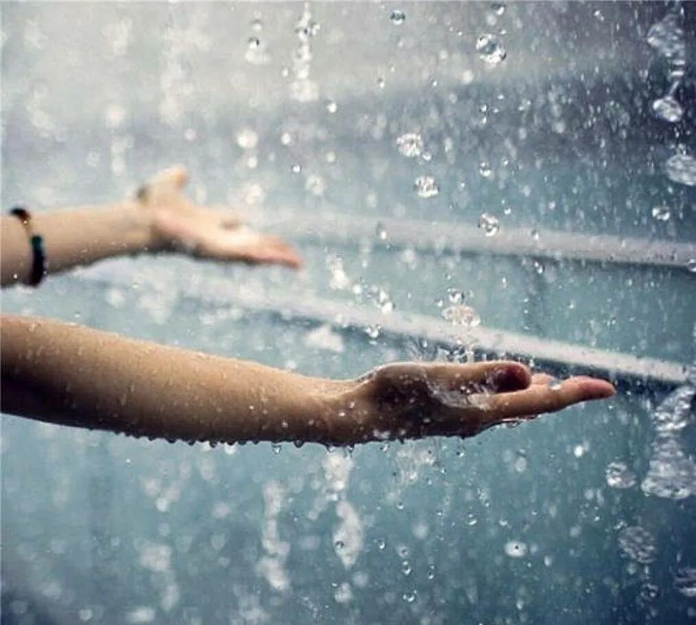 Счастье под дождем. Дождь картинки. Руки под дождем. Дождь счастье. Состояние после душа