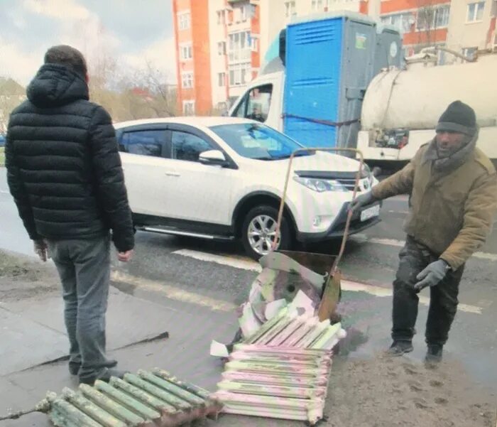 Аварийный дом бомжей. Бомжи Калининград в центре. Бомж в Калининграде на ул судостроительной.