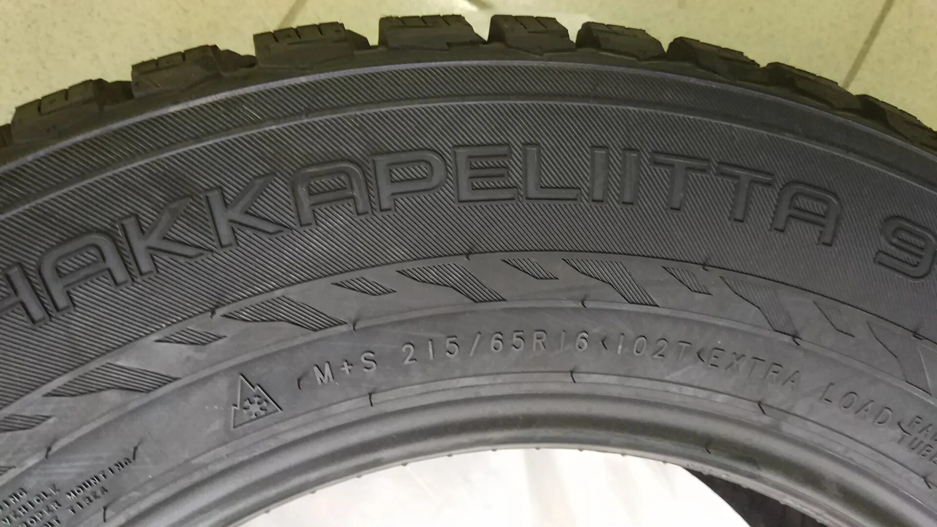 Маркировка шин nokian hakkapeliitta. Маркировка шины автомобиля. Nokian hakkapeliitta r3 suv. Маркировка шин нокиан хакапелита расшифровка. Маркировка suv.