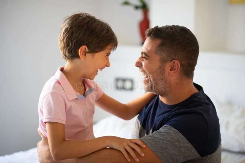 Девушка с отцом. Молодой папа с дочкой на работе. Папа и дочка картинки. A daughter and her father. Папа целует дочку.