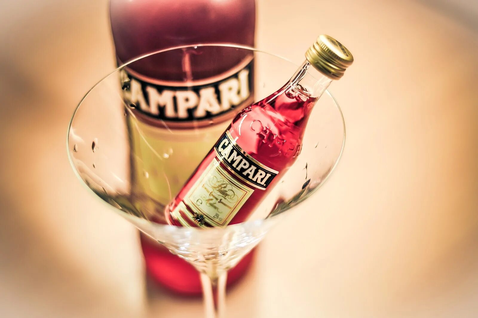 Кампари градус. Campari - ликер Кампари 1 л. Campari Феллини. Campari сахар. Campari миниатюра.