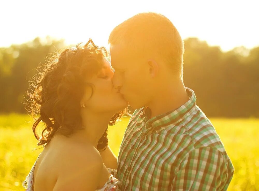 Поцелуй солнца. Влюбленные и солнце. Солнышко с сердечком. Любовь в глазах. Девушка целует солнце.