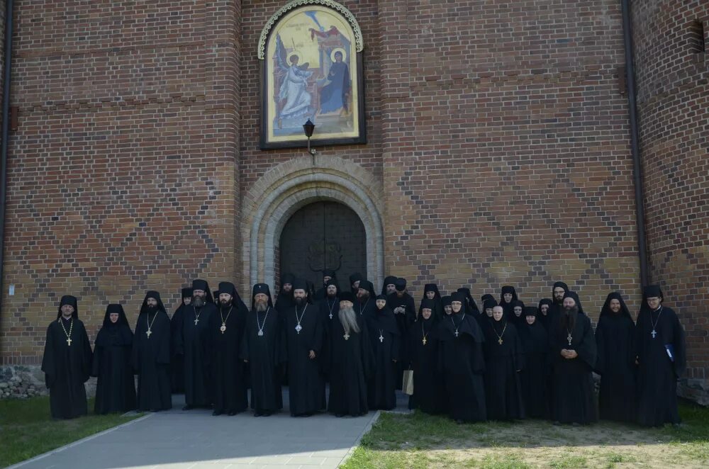 трудники в монастыре мужском монастыре великий новгород. оптина пустынь монастырь монахи. спасо-преображенский собор валаамского монастыря.