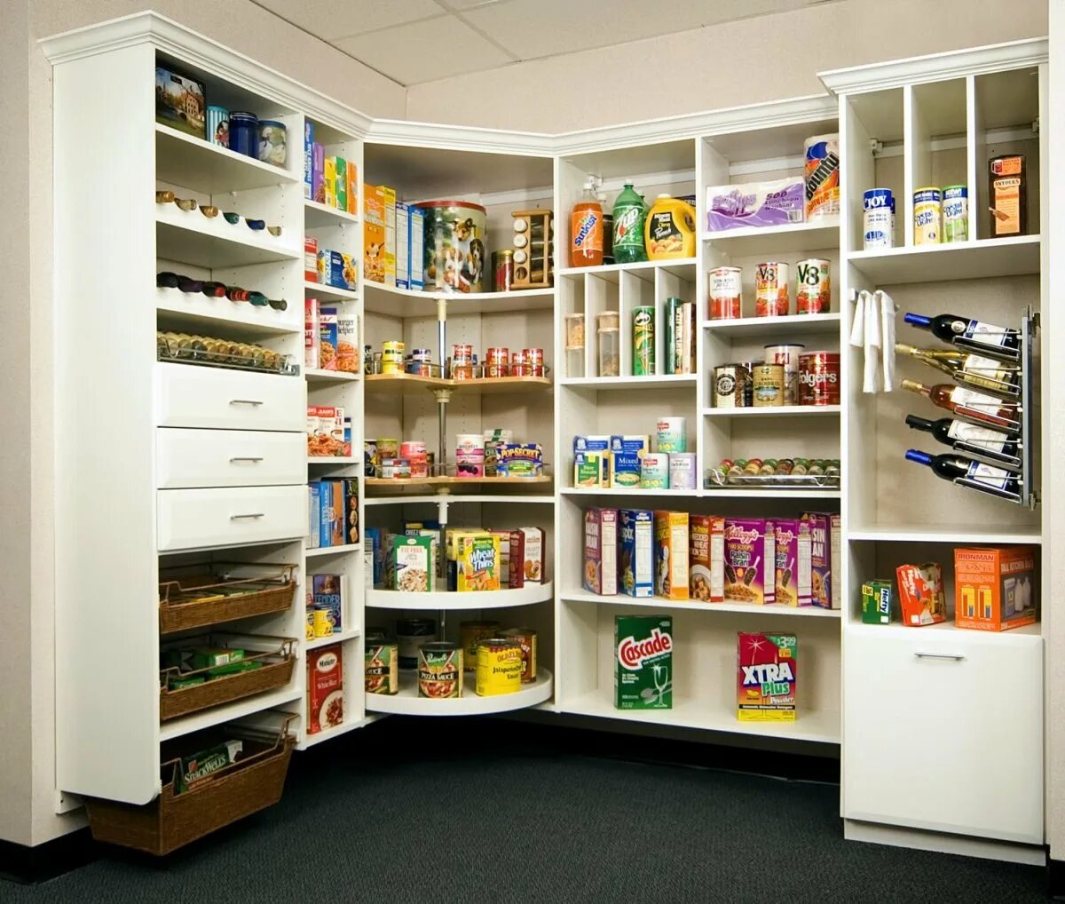 Хранение продуктов в кладовке. Кладовая комната для продуктов. Комната для хранения продуктов. Кладовка с продуктами.