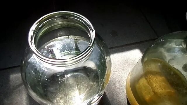 Вода при кипячении желтеет. Железо в воде из скважины. вода пахнет железом. вода из скважины пахнет железом. осадок в воде.