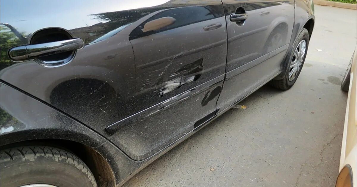 Машина стоит на парковке. Повреждение автомобиля на парковке. Автоподставы на дорогах. Задел машину во дворе. Повреждение автомобиля на парковке.