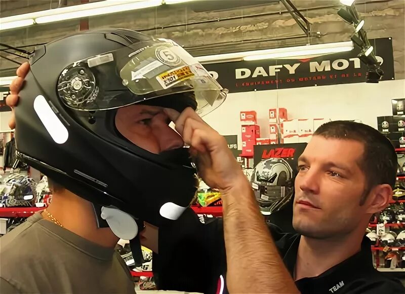 Как должен сидеть шлем. Кроссовый шлем red bull. Шлем мотоциклетный на голове. Мотошлем shoei открытый. Название частей мотошлема.