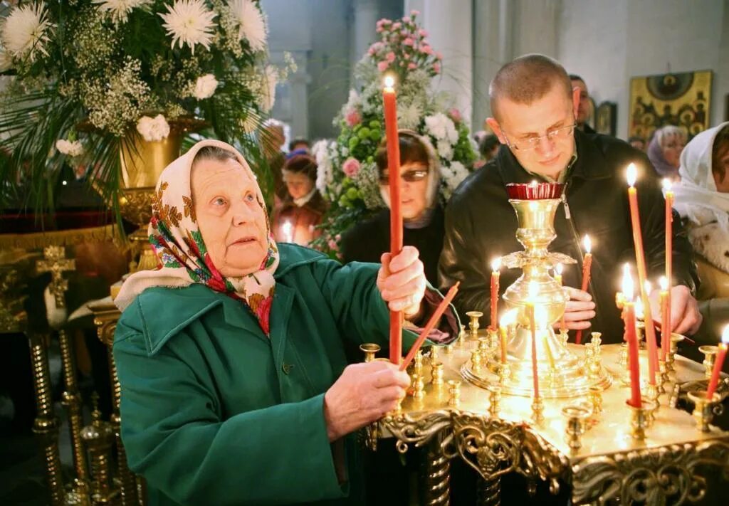 Кто работает в церкви. Свечи в храме. церковь. люди в храме. огромная свеча в церкви.