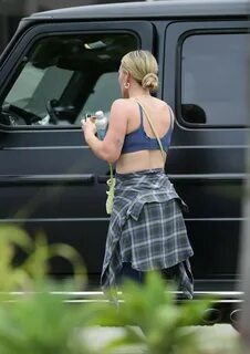 hilary-duff-out-for-smoothie-after-a-workout-in-los-angeles-05-26-2023-0.jp...