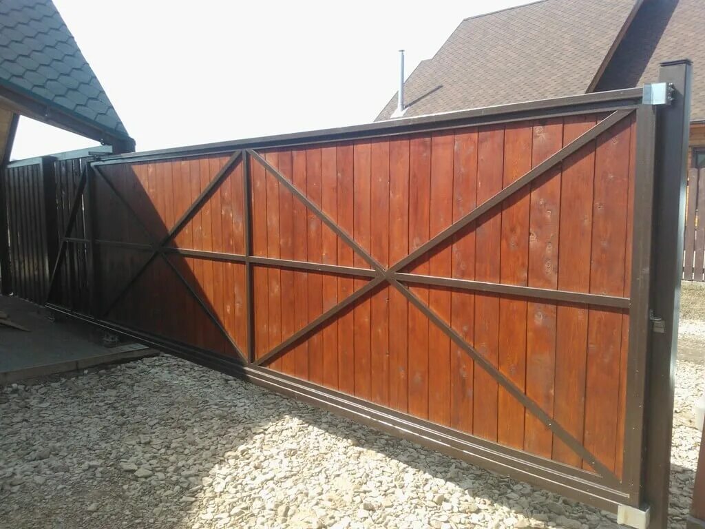 Обшивка ворот. Откатные ворота обшитые деревом. Деревянные раздвижные ворота. Ворота деревянные распашные. Деревянные откатные ворота.