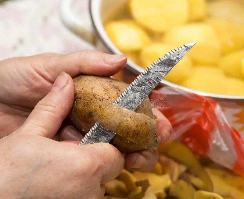 Повар чистит картошку. Ножик простой картошку чистить. пиф чистит картошку. порошенко с ножом чистит картошку.