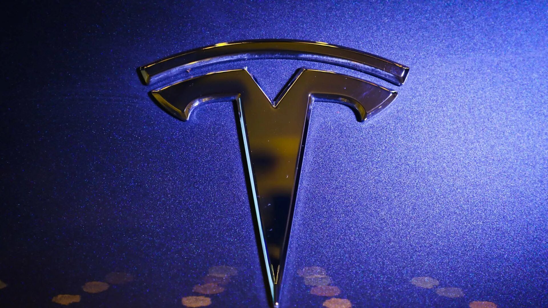 Знак теслы на машине. Тесла знак. Фирменный знак Тесла. Знак марки Тесла. Tesla бренд.
