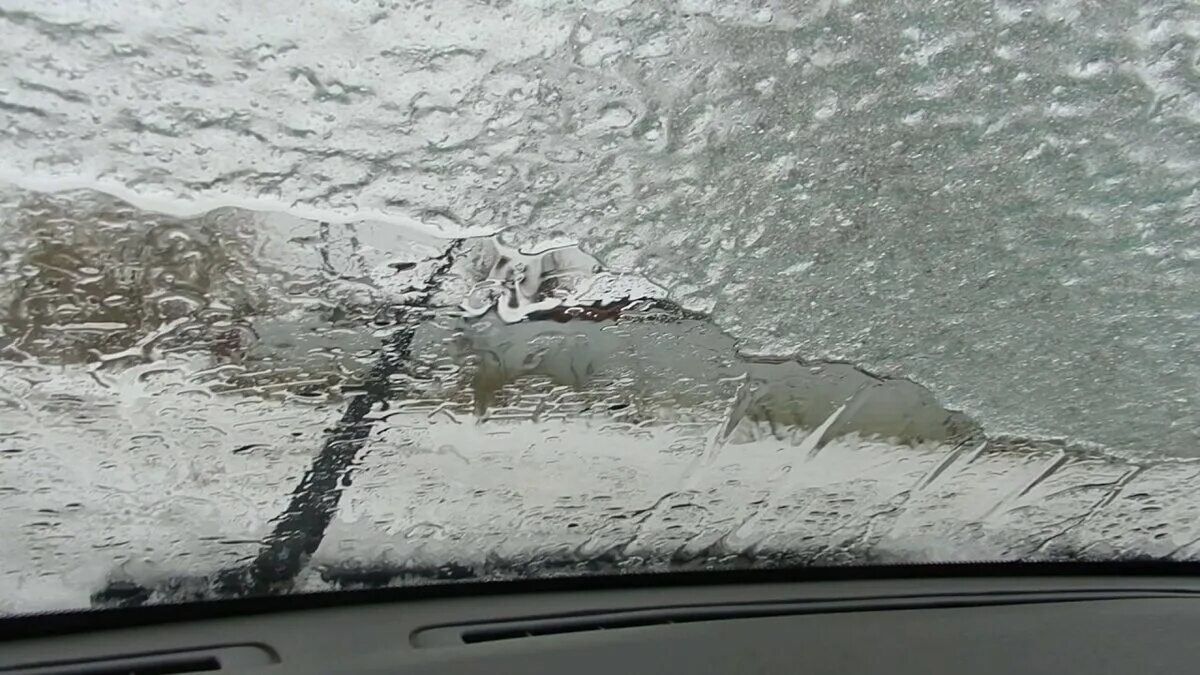 Почему на стекле окна образуется лед. Обледенение лобового стекла. Наледь на стекле. Замерзшее стекло автомобиля. Лед на лобовом стекле.