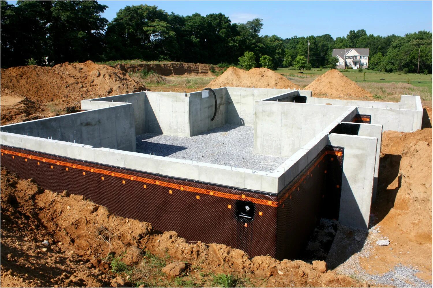 Фундамент из винтовых свай. Ленточный фундамент под цокольный этаж. Свайно-ростверковый фундамент. Ленточный фундамент 300х400. Фундамент под домик.